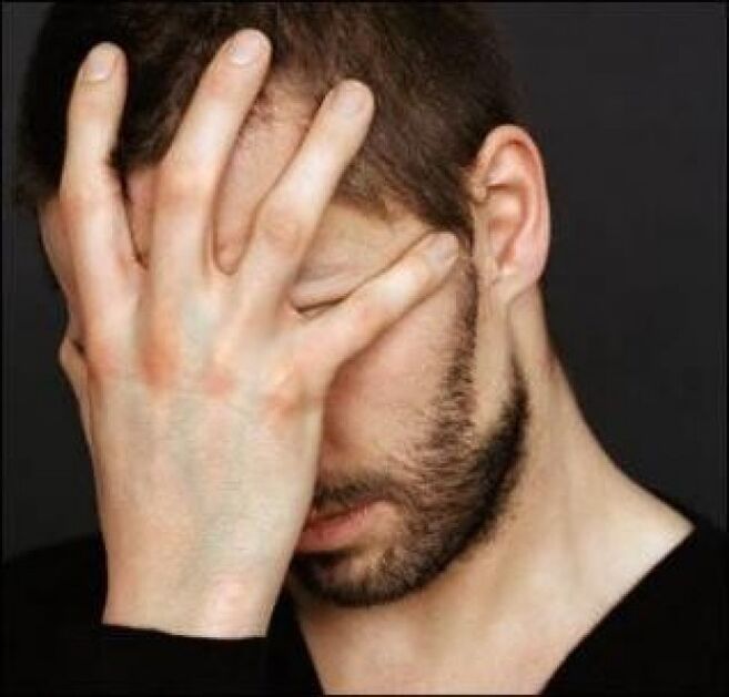 un home está pensando en tratar a prostatite